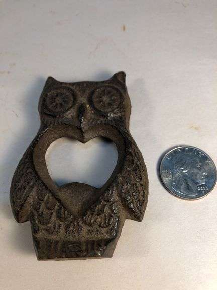 Adorable cast iron owl bottle opener. Heart shape in center. 3 1/4 x 2 1/8”