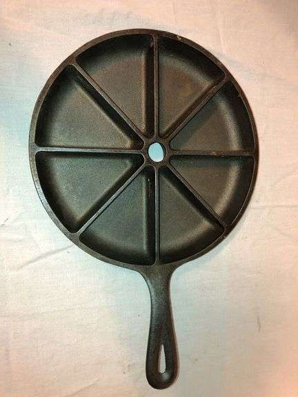 Lodge 9” diameter cornbread skillet.  USA D2 8CB