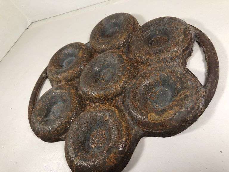 Rare unknown cast iron donut pan. Marked Pat. Pending. 7 donut slots. 10x 9.5”   Makes 3” diameter donuts