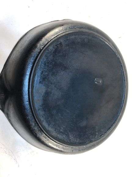 Vi tage cast iron skillet with heat ring. Raised 8 on the front of handle. Ridge on the back ending in a triagular shape in pan side. 0 on back. No spin, no wobble.