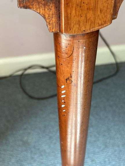 Queen Anne style oval side table…..scratching/scuffing…..27-1/2 x 19-1/2 x 26 tall