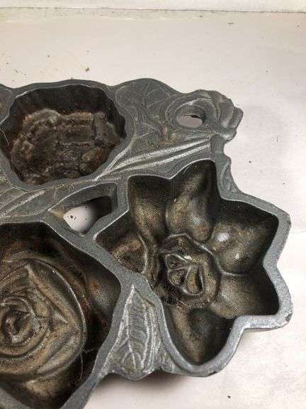Vintage John Wright 7 flowers pan. Made in USA. 14 x 8.5”.