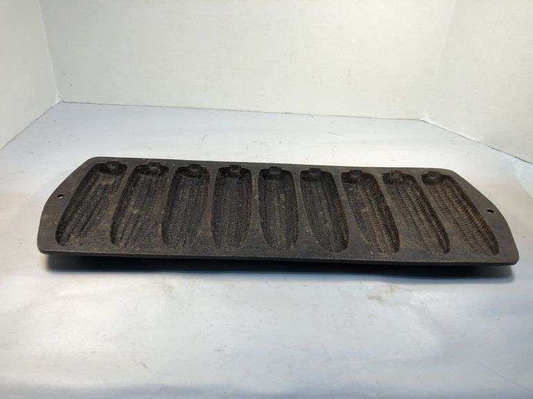Rare Lodge 9 stick cornbread muffin pan. 2 feet. No markings. 15 3/4 x 5.75”