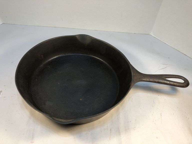 WAPAK #7 H 2 spout cast iron skillet with heat ring. #703. 9 1/2” diameter. image