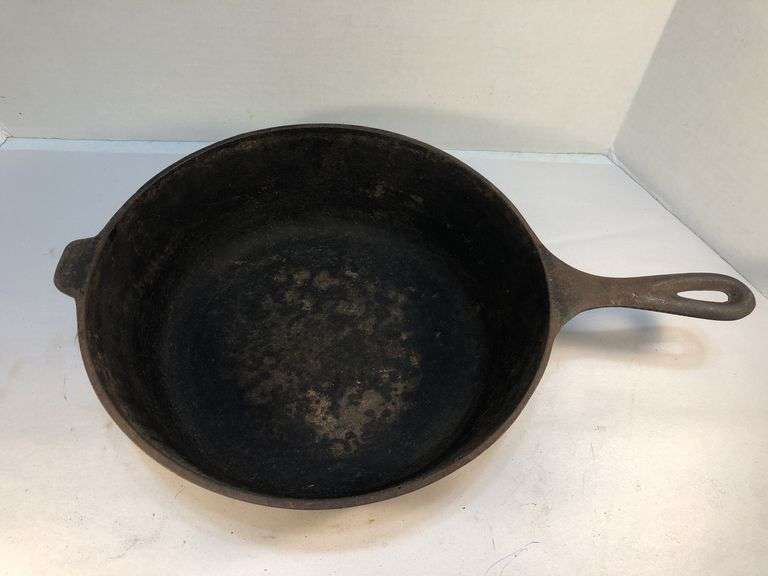 Vintage Lodge 8SK 10 1/4” diameter cast iron fryer skillet. 3 notch heat ring 3 1/8” D. No spin, no wobble. image
