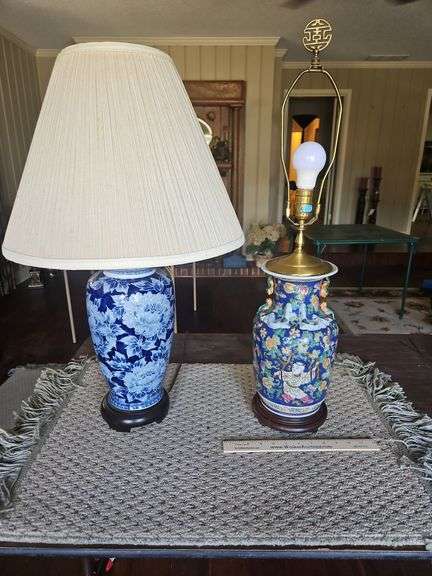 Vintage 30.25" tall Chinese porcelain lamp w/raised salamanders on wooden base... image
