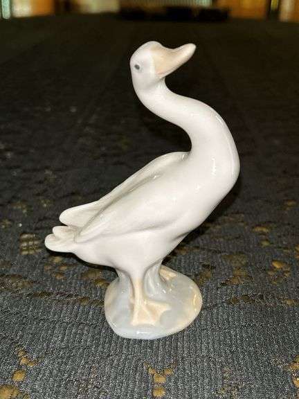LLADRO porcelain duck figurine (#4552)…..4-1/2” tall image