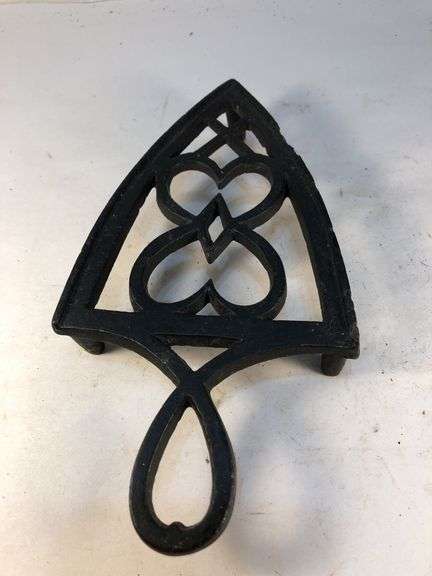 1800 to early 1900s cast iron footed trivet. 7.5 x 4”.