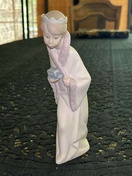 LLADRO King Gaspar Bisque Porcelain Figurine (#4674)…..part of the Children’s Nativity Series…..8” tall image