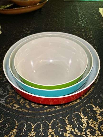 3-piece set of melamine mixing bowls with non-skid bottom (only 1 lid) image