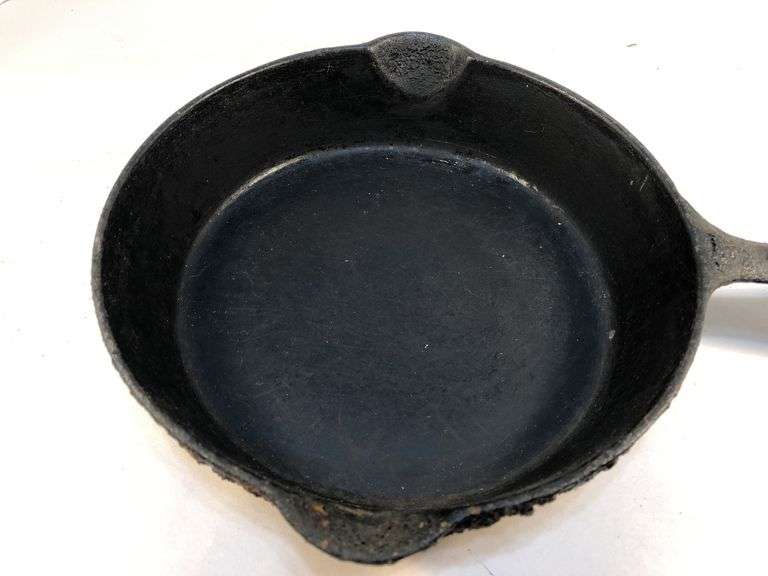 Unmarked 2 spout 8” diameter skillet. No spin, no wobble.