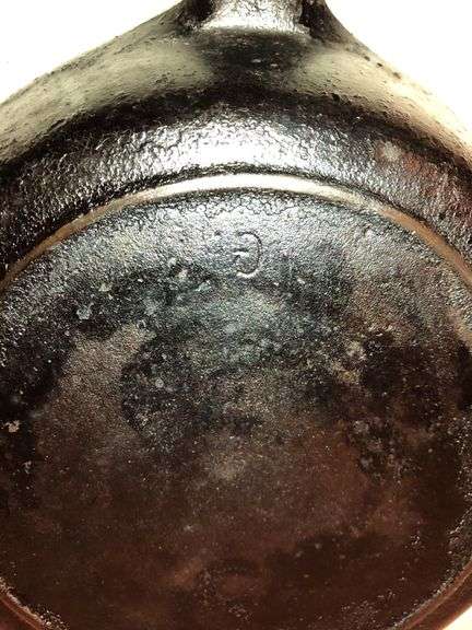 3 notch Lodge #3 skillet with heat ring. Makers mark G. Seasoned. No wobble. No spin.