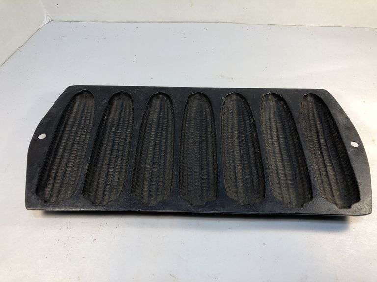 Vintage Lodge cornbread 7 stick pan. #2 R.  12.5 x 6”