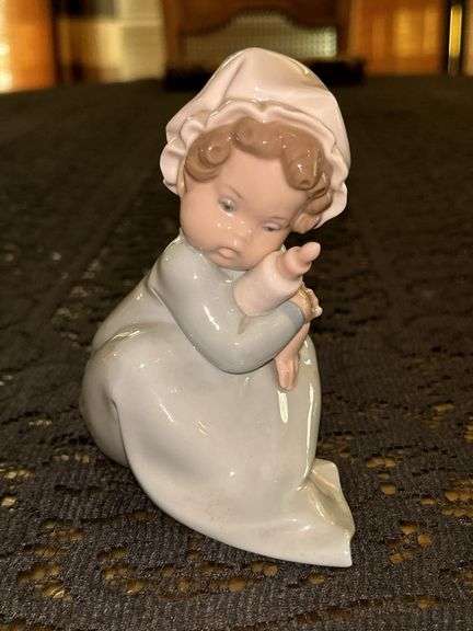 LLADRO porcelain 1980 Retired Baby with bottle figurine…..4-3/4” tall image