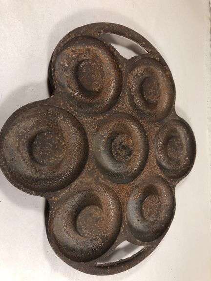 Rare unknown cast iron donut pan. Marked Pat. Pending. 7 donut slots. 10x 9.5”   Makes 3” diameter donuts