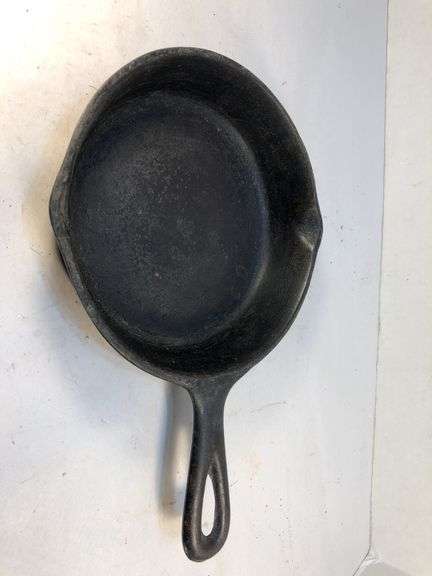 Lodge #3 skillet 3 notch with heat ring. 2 spouts. 6” diameter. No spin,no wobble. image