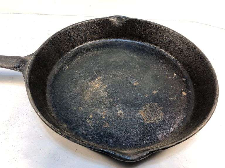 Vintage cast iron skillet with lid. 2 spout. 10” diameter. No spin, no wobble. No markings except an A in the lid.