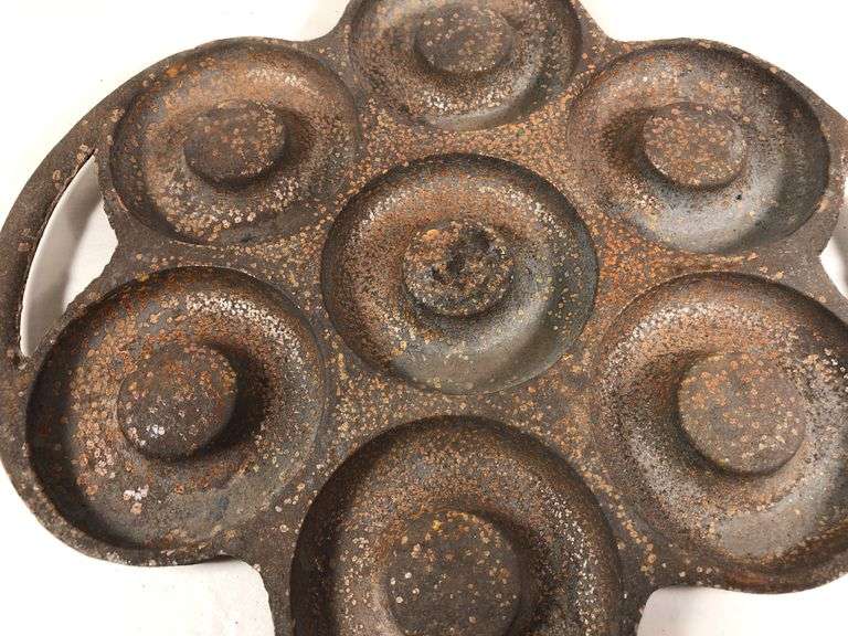 Rare unknown cast iron donut pan. Marked Pat. Pending. 7 donut slots. 10x 9.5”   Makes 3” diameter donuts