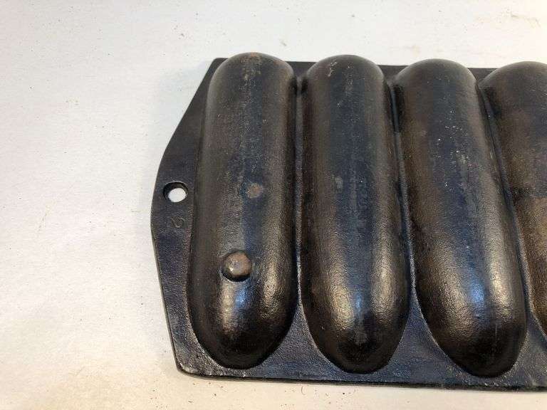 Vintage Lodge cornbread 7 stick pan. #2 R.  12.5 x 6”