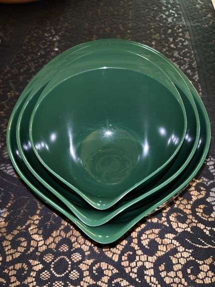 Set of (3) Williams-Sonoma melamine mixing bowls with non-skid bottoms…..2qts, 3qts and 4qts image