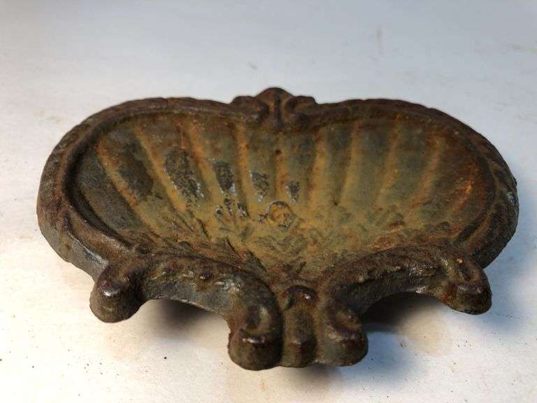 Vintage heavy cast iron shell shaped floral footed soap dish. 4.5 x 3.5”
