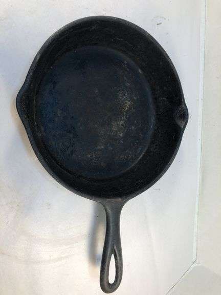 Vintage Lodge #5 2 spout skillet with 3 notch heat ring. 8” diameter. No spin, no wobble. image