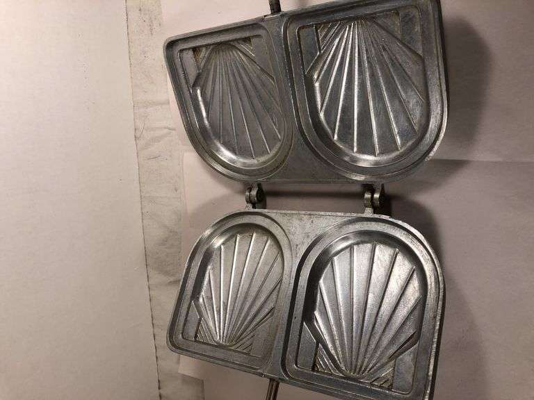 S.E. F.A.M.A. Aluminum French seashell sandwich/toast press. Made in France. Press 8 x 5” excluding handle.