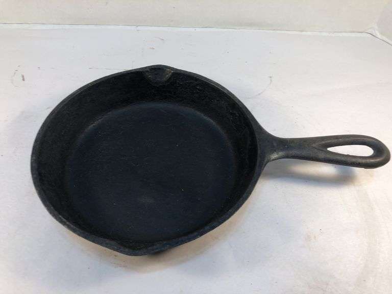 Vintage Wagner Ware #3 cast iron 6” skillet with 3 notch heat ring. 2 spouts. No spin, no wobble.  6” diameter.