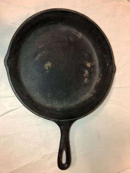 Griswold No. 8 cast iron skillet, identifiable by the "8-B" and "MADE IN USA". MM: D2 image