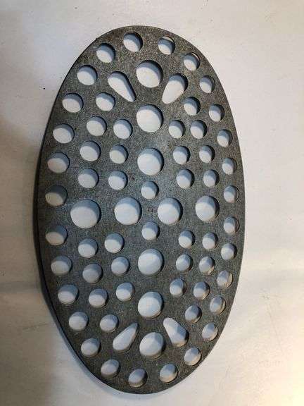 6 qt. Aluminum oval footed toaster trivet. 9. 1/2 x 5 1/2”. image