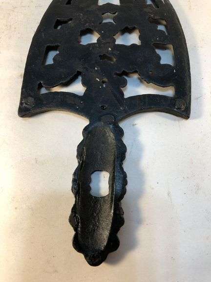 Wilton vintage flat iron trivet. Black. 10” x 4.5”