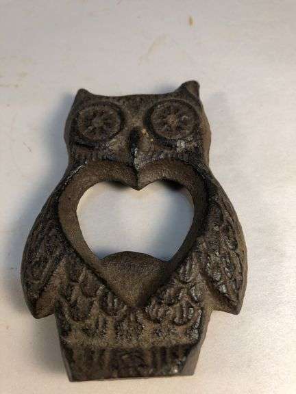 Adorable cast iron owl bottle opener. Heart shape in center. 3 1/4 x 2 1/8”