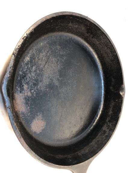 Lodge 10 1/2” 2 spout skillet with heat ring. No spin, no wobble.