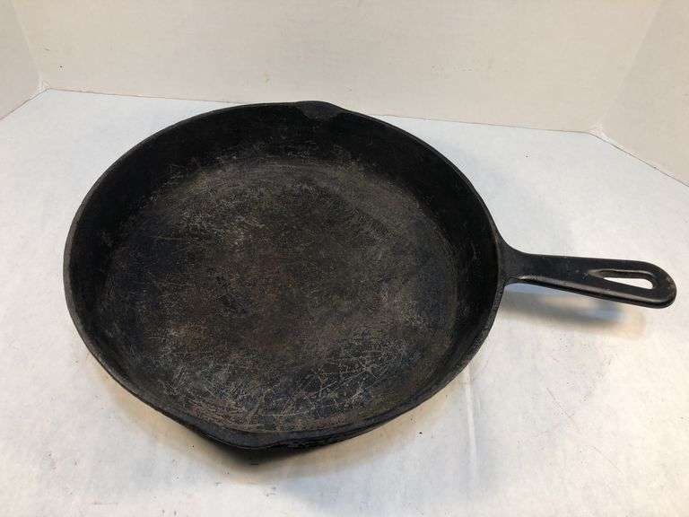 BSR #8 2 spout skillet with heat ring. No spin, no wobble. 10.5” diameter.