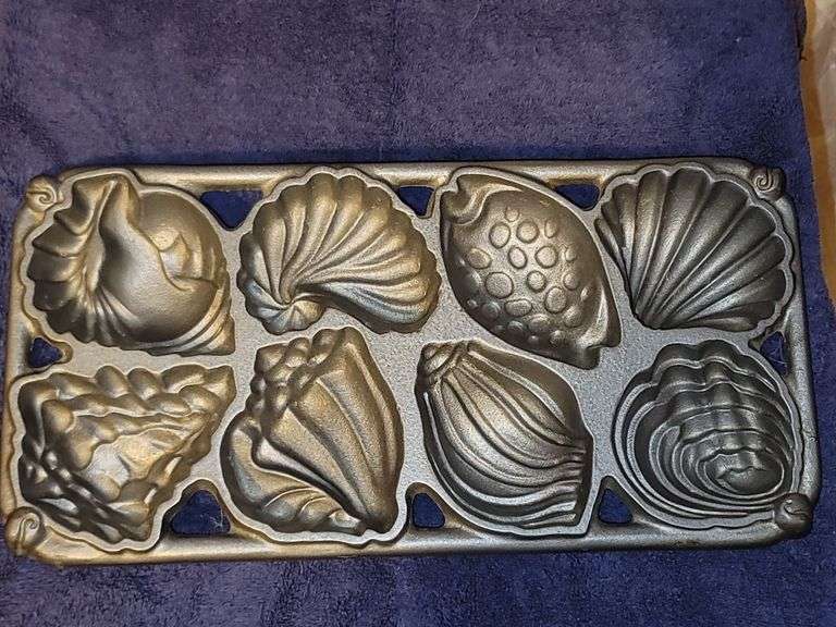 John Wright cast iron seashell gem pan. New never used