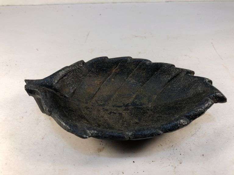 Small cast iron leaf shaped footed soap dish/ tray. 6” x 3.5”.