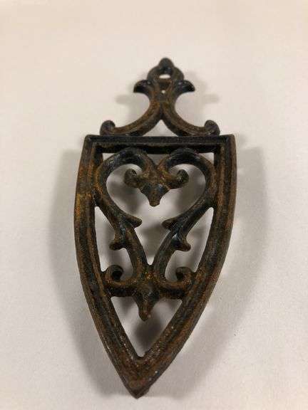 Vintage Wilton SAD iron trivet w/heart/spade design 5.5 x 2.5”