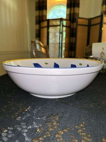 Very nice Williams-Sonoma serving bowl…..13”D x 4” tall…..no chipping