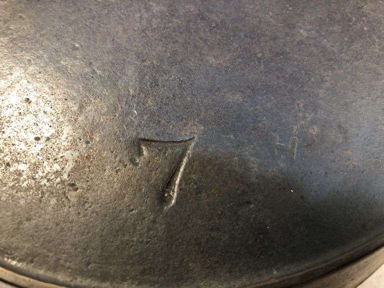 WAPAK #7  H 2 spout cast iron skillet with heat ring. #703. 9 1/2” diameter.