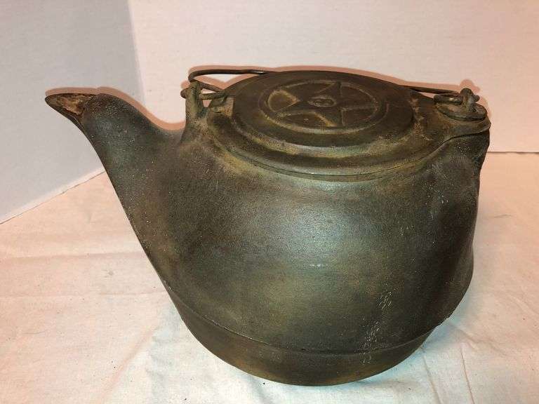 1800s Star #8 in kettle with bale 11” x 9”. Gatemarked.