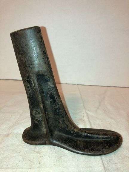 Vintage cobbler shoe mold for small child. #94. 5.5” L x 2” W x 5.5” H