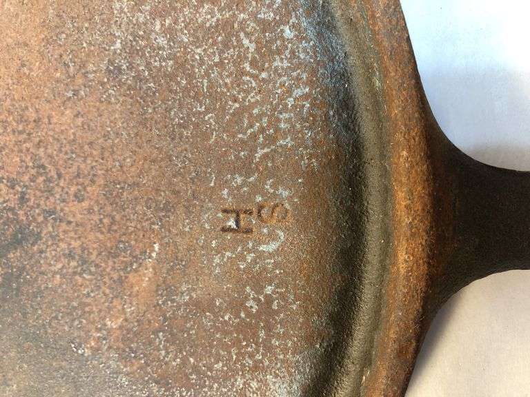 Wagner Ware cast iron griddle, specifically a No. 9 Sidney Arc Logo  Griddle. H G. 10.5” diameter. HS marked. No spin, no wobble.