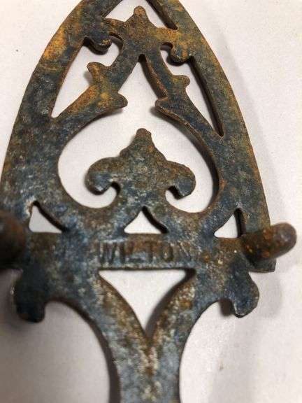 Vintage Wilton SAD iron trivet w/heart/spade design 5.5 x 2.5”