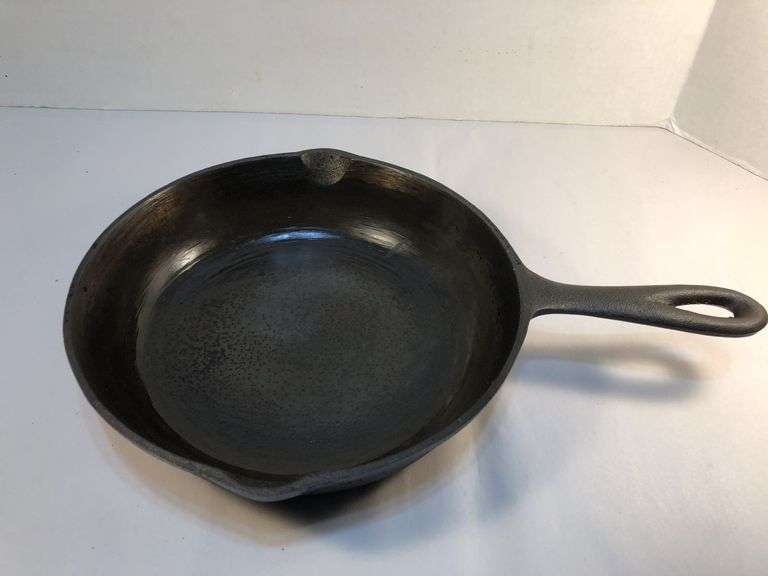 Beautiful BSR No. 5. 2 spout 8 1/8” cast iron skillet with heat ring. Newly seasoned. No spin, no wobble. image