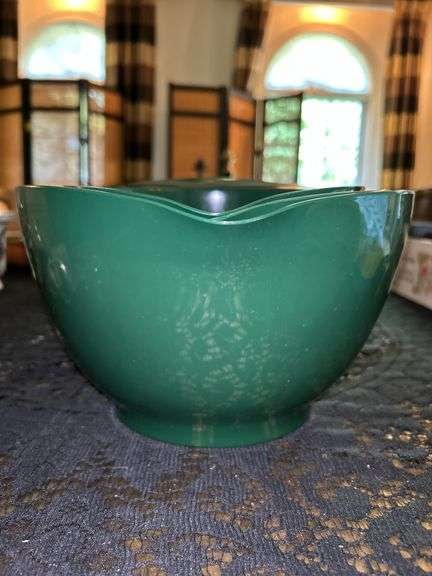 Set of (3) Williams-Sonoma melamine mixing bowls with non-skid bottoms…..2qts, 3qts and 4qts