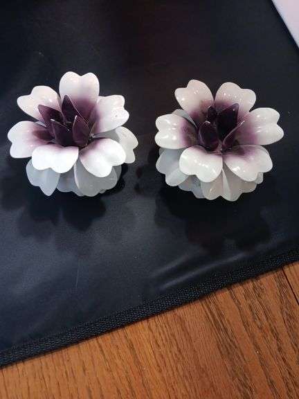 Set of 4 metal floral pots with 2 candleholders image