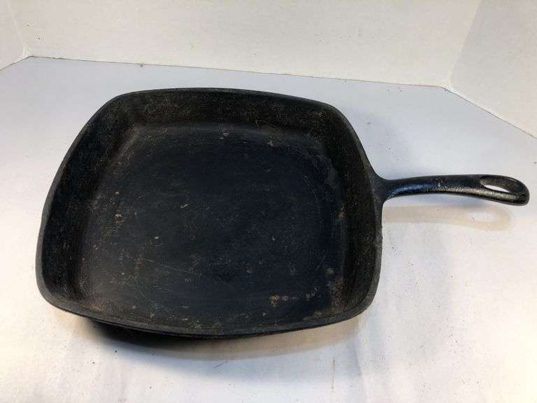 Wagner Ware Sidney -O- 10” square skillet. No spin, no wobble. No markings. image