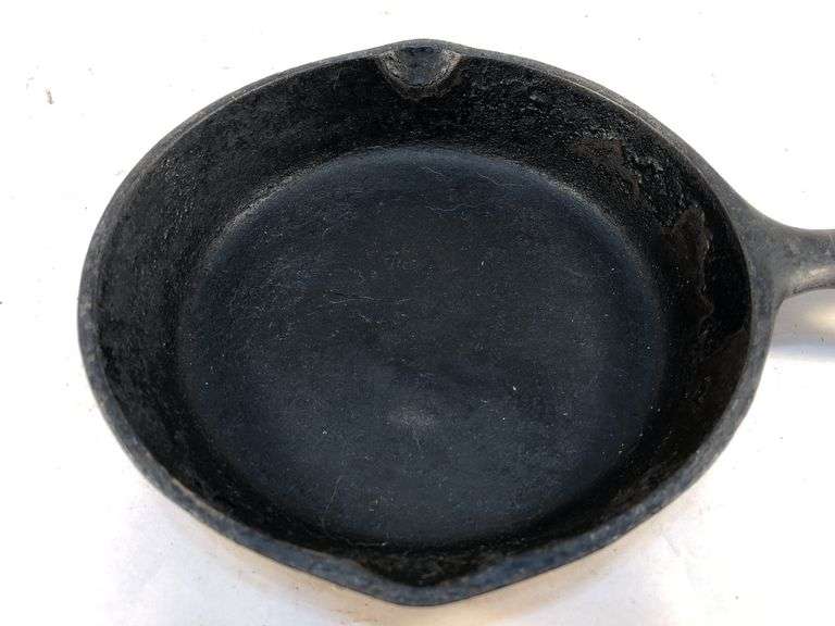 Vintage Wagner Ware #3 cast iron 6” skillet with 3 notch heat ring. 2 spouts. No spin, no wobble.  6” diameter.