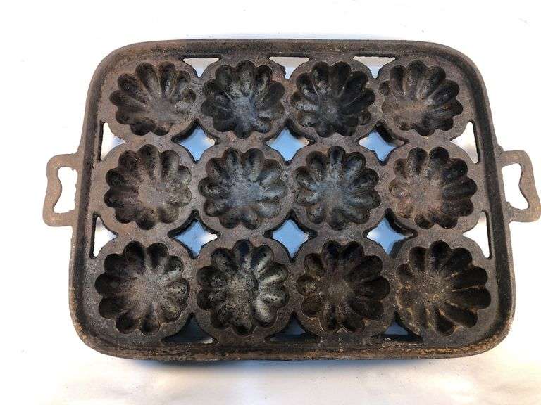 Antique gate marked cast iron 12 cup Turk'sHead gem pan. 14 3/4 by 10”. Muffin cup diameter 3”. image