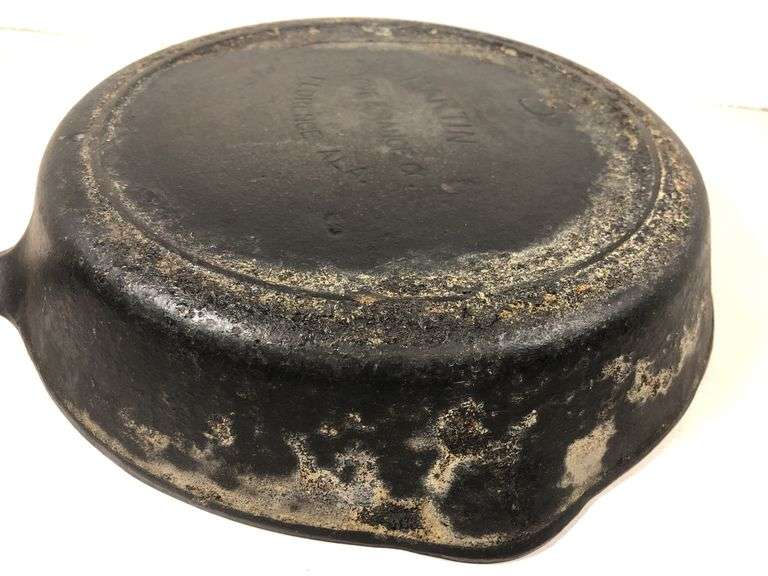 Martin Stove and Range Co. Florence Ala. #8 skillet. 2 spout. Heat ring.
